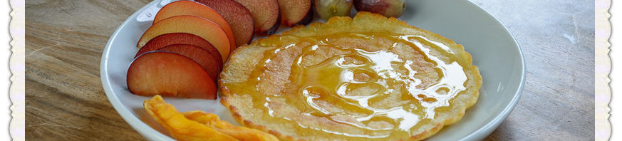 Pfannkuchen mit Obst und Honig