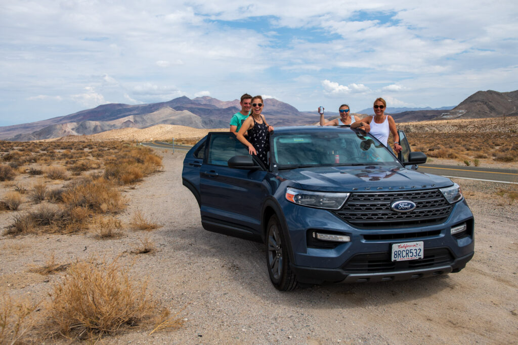 Die Mädels schauen am Eingang des Death Valley aus unserem Geländewagen