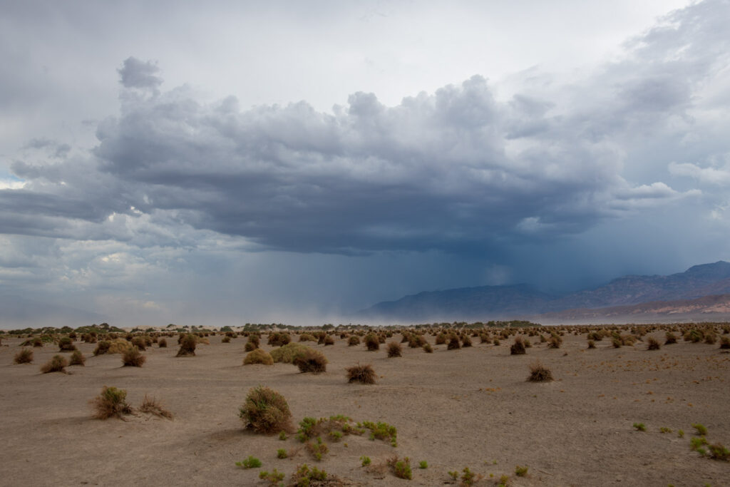 Sandsturm und Gewitter im Death Valley