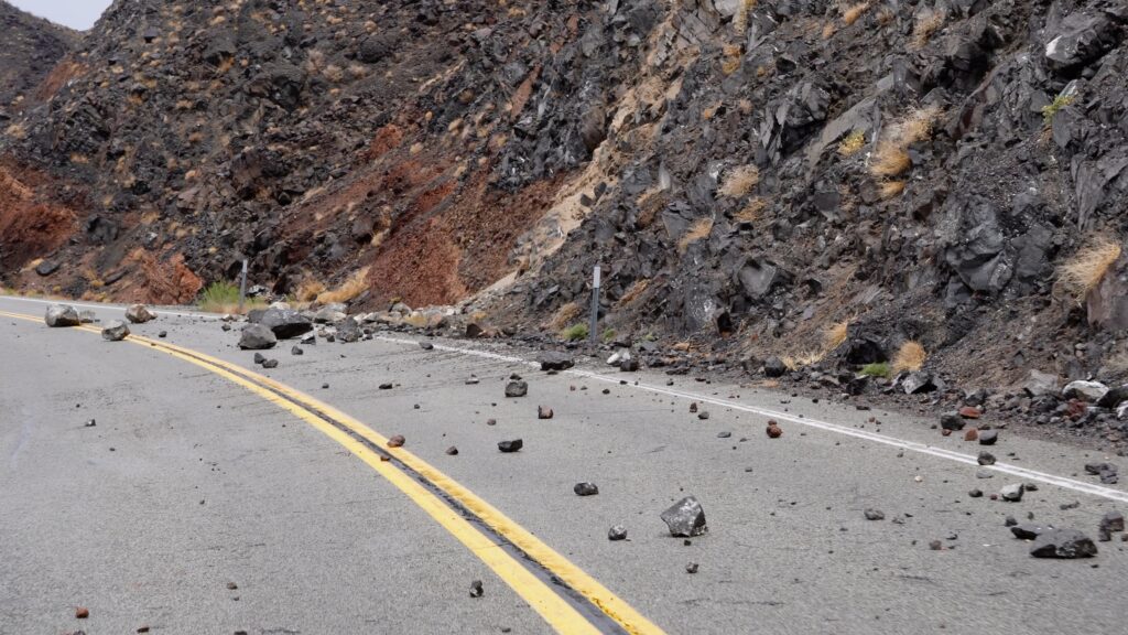 Erdrutsche auf der Straße im Death Valley