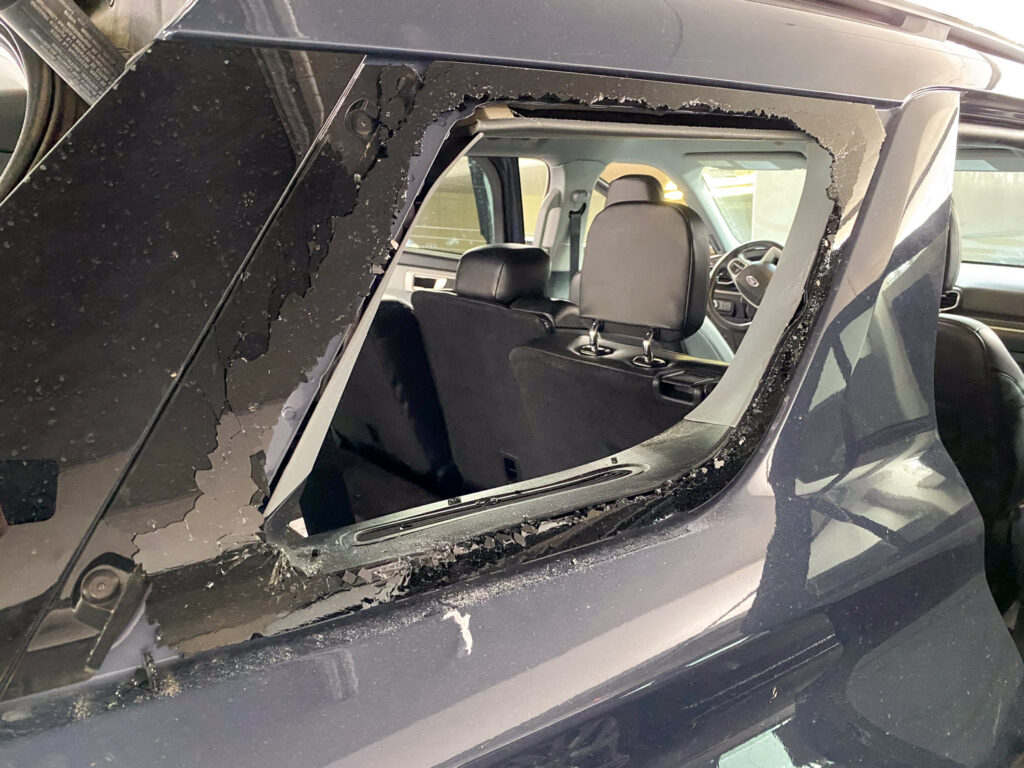 Eingeschlagenes Fenster des Autos